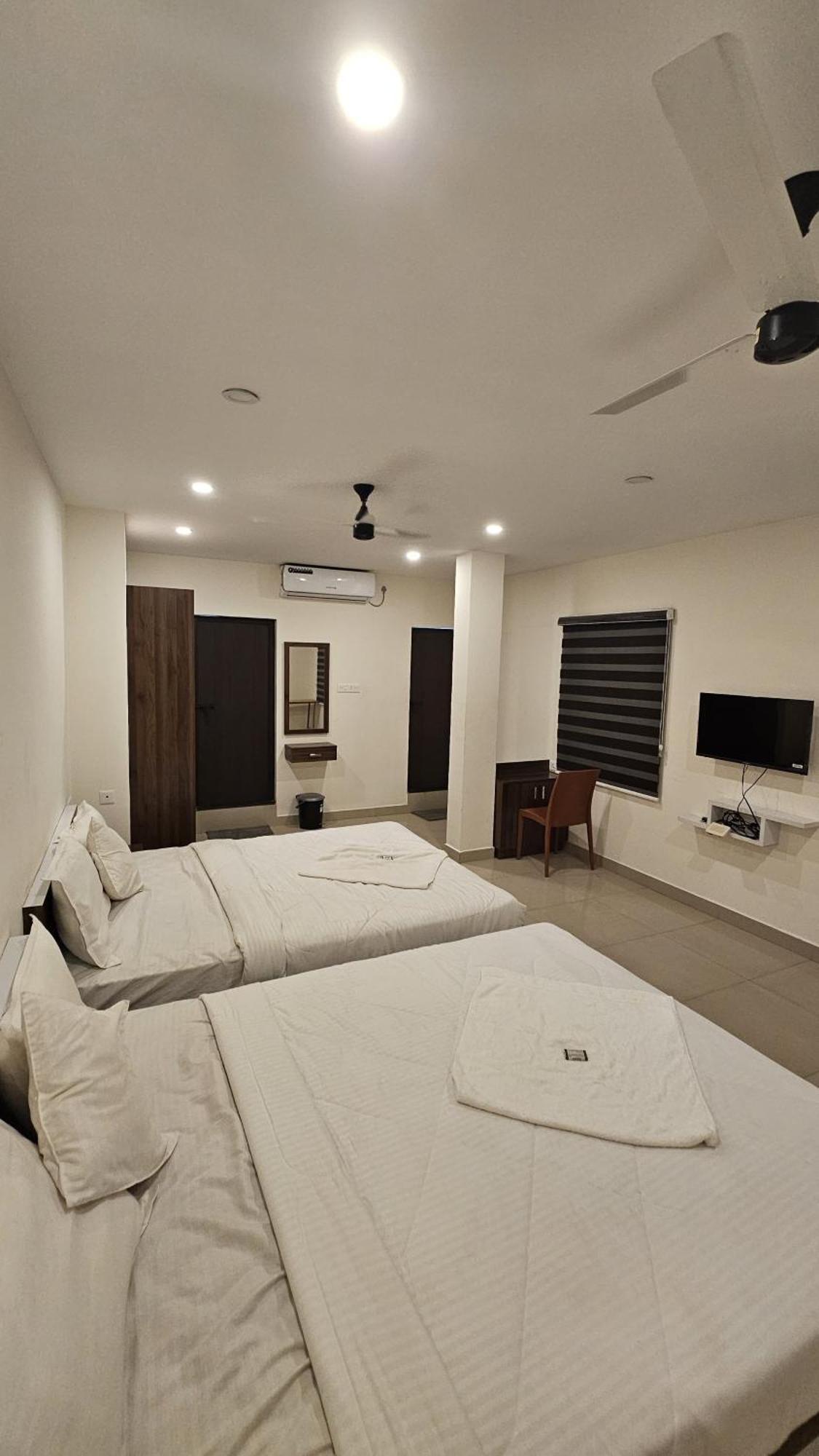 Heres Haut Residency Kochi Extérieur photo