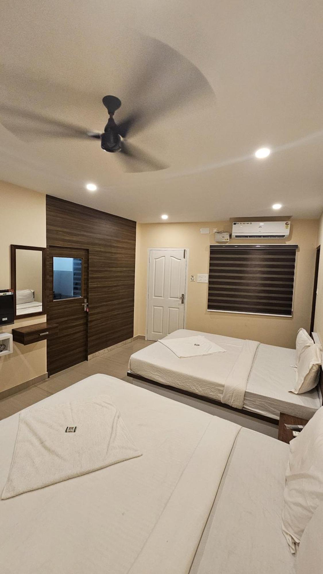 Heres Haut Residency Kochi Extérieur photo